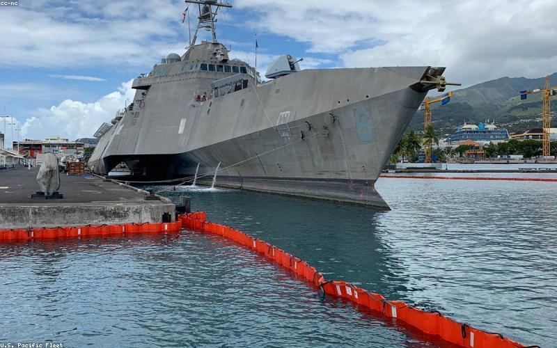 طائرة في مطار بابيتي